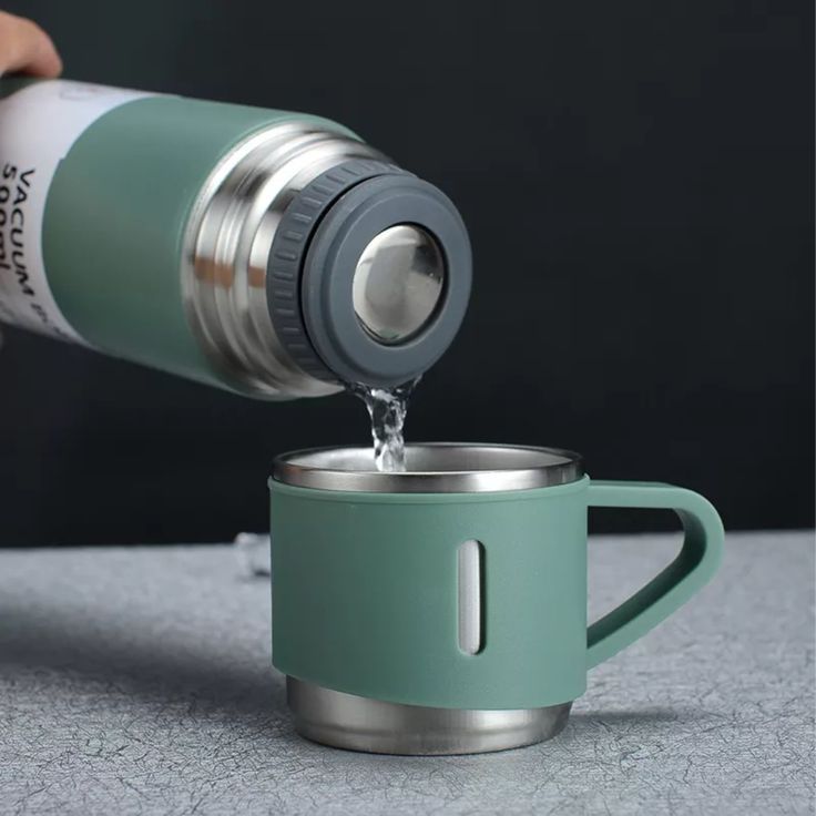 Stainless Steel Thermo Vaccume Insulated Flask Hot and Cold with 2 Mugs